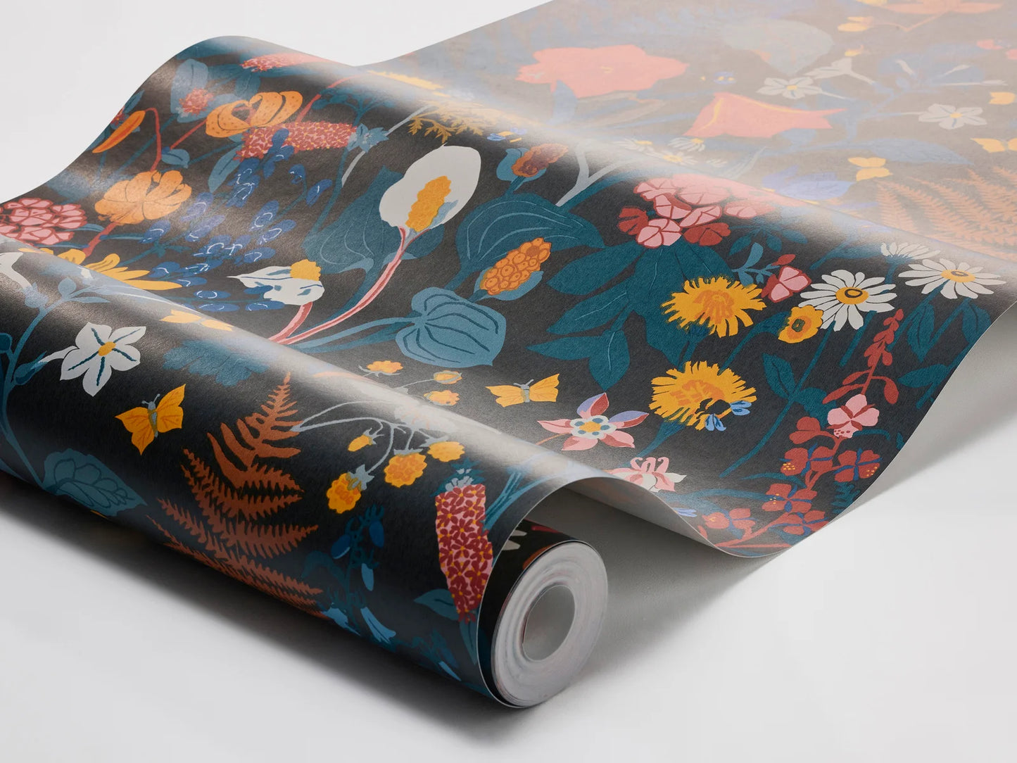 In a rich, dark colorway, Gocken Jobs’ Stugrabatt wallpaper celebrates the vitality of Nordic flora through intricate detail and vibrant contrast.