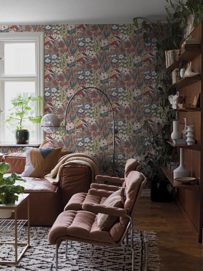 Set on an almond-colored base, our Trädgården wallpaper features dark green leaves, yellow mimosas, burgundy and white tulips interspersed with charming butterflies.