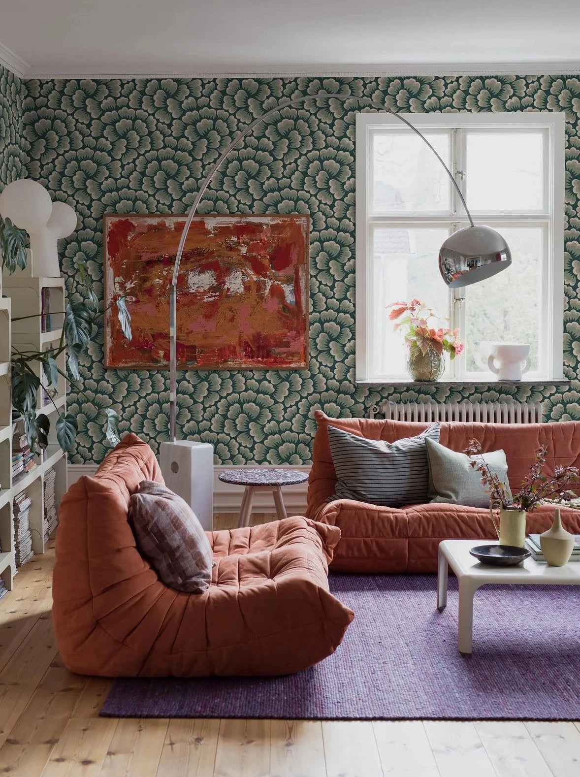 Colored in tones of green and beige on a dark green backdrop, our Bom Bom wallpaper is inspired by the Big Bang.