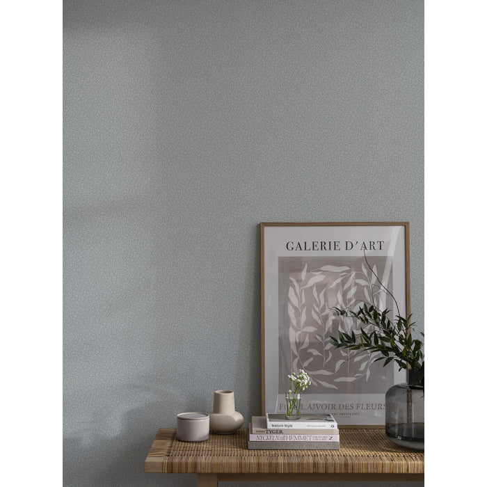 Smulan wallpaper with a subtle little flower, which is both modern and classic.