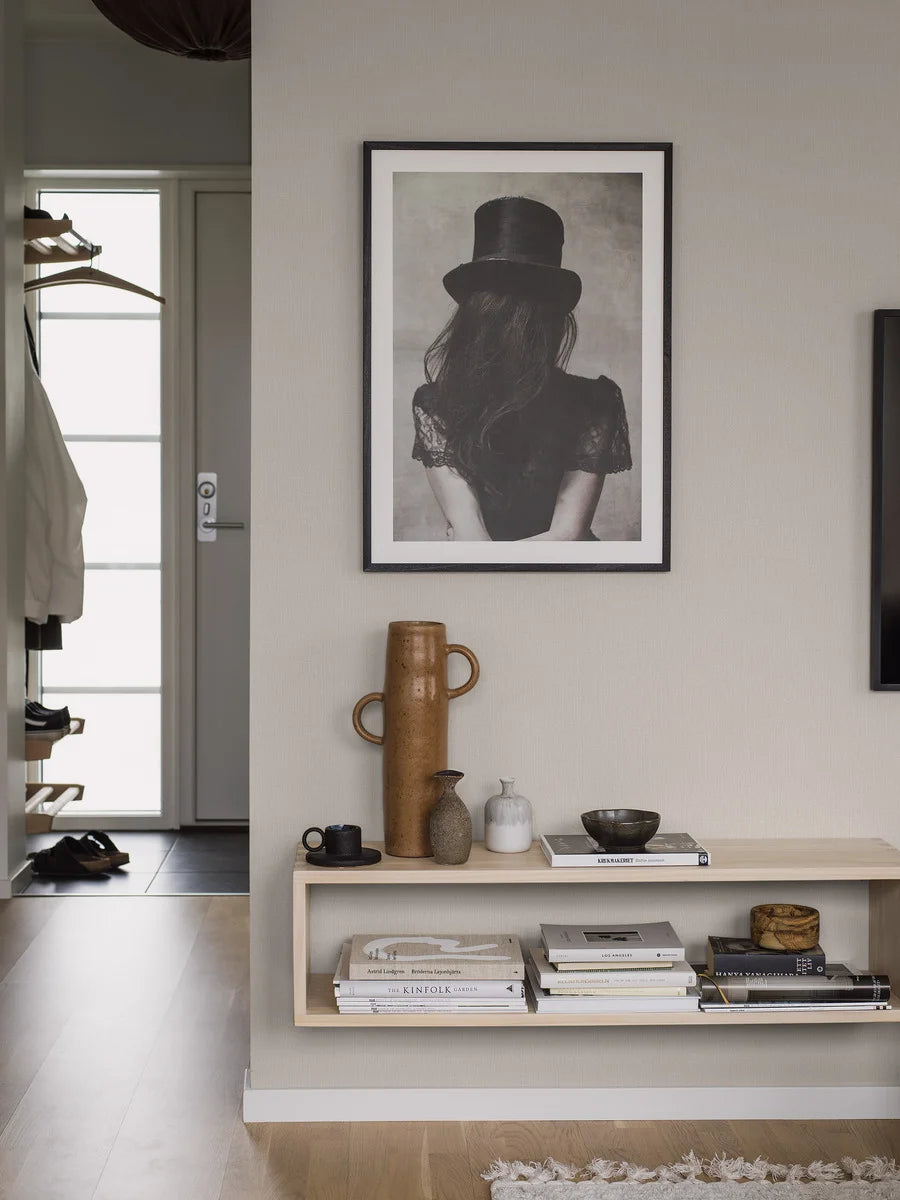 Elevate your walls with our Adam wallpaper in a neutral light grey hue for discreet depth and sophistication.