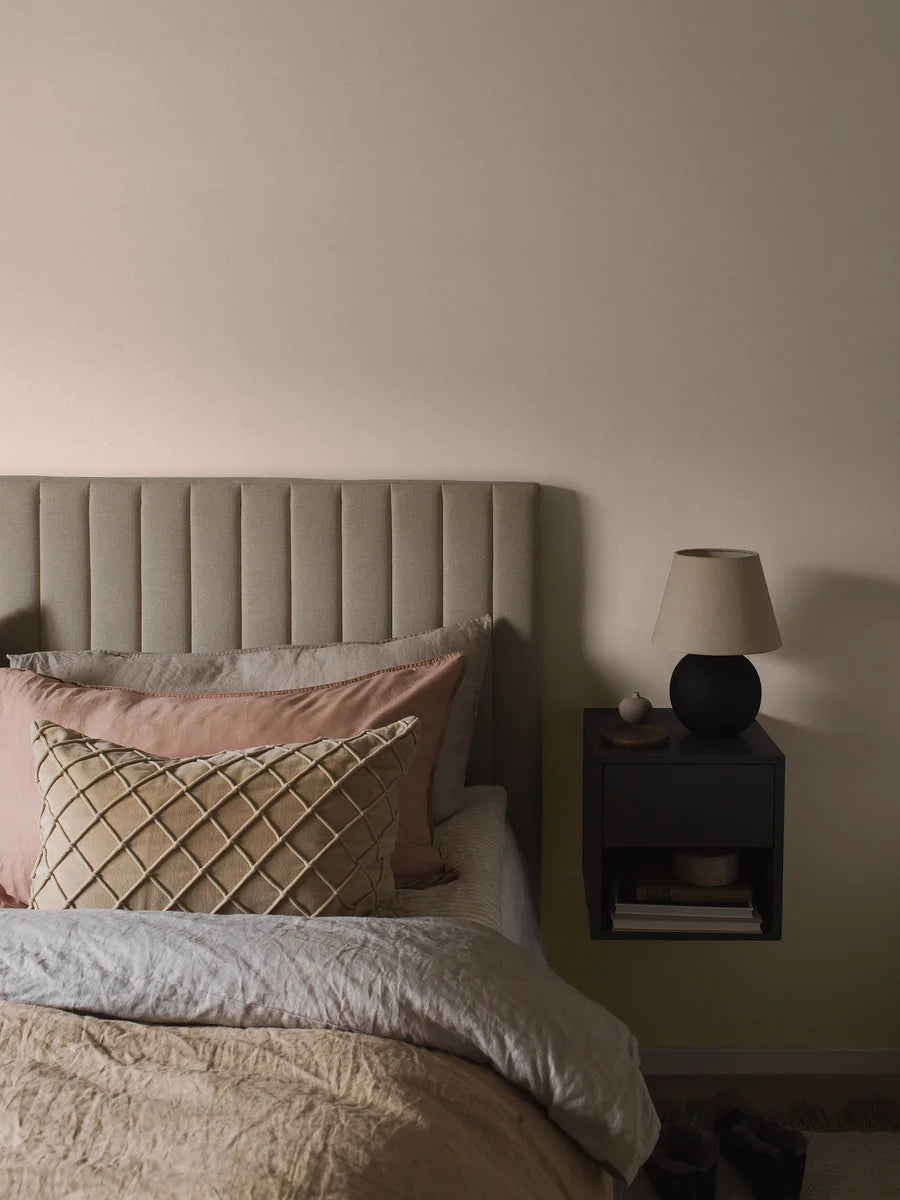 Colored in an inviting and warm shade of dust pink, our Kim wallpaper is the perfect pick for any room.