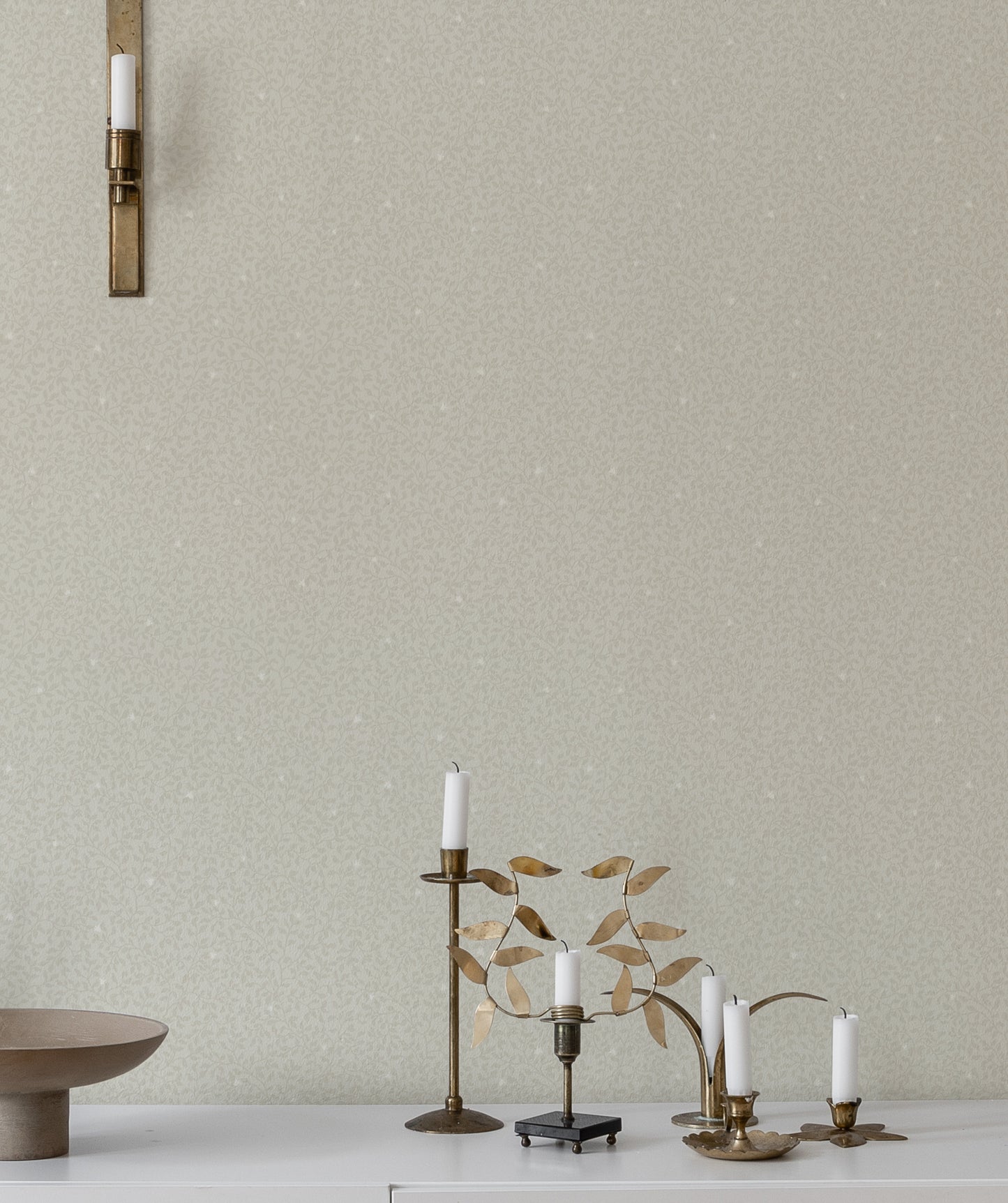 Edvin is a subtle and delicate pattern where growing foliage and small twinflowers gently spread across the wallpaper.