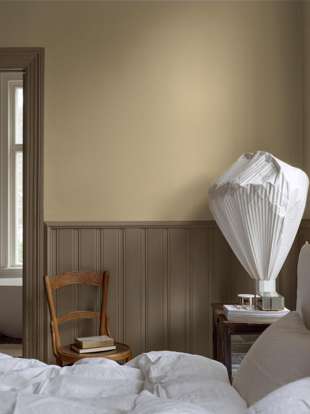 Sunshine Linen is a soft, light yellow wallpaper that evokes the feeling of a beautiful summer day. The wallpaper is printed with a tactile linen texture that adds depth to the colour and creates a lively, cosy expression.