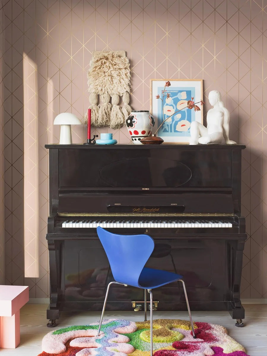 Colored in dazzling gold on a floral pink palette, our Diamonds wallpaper adds a touch of glamour to your space.