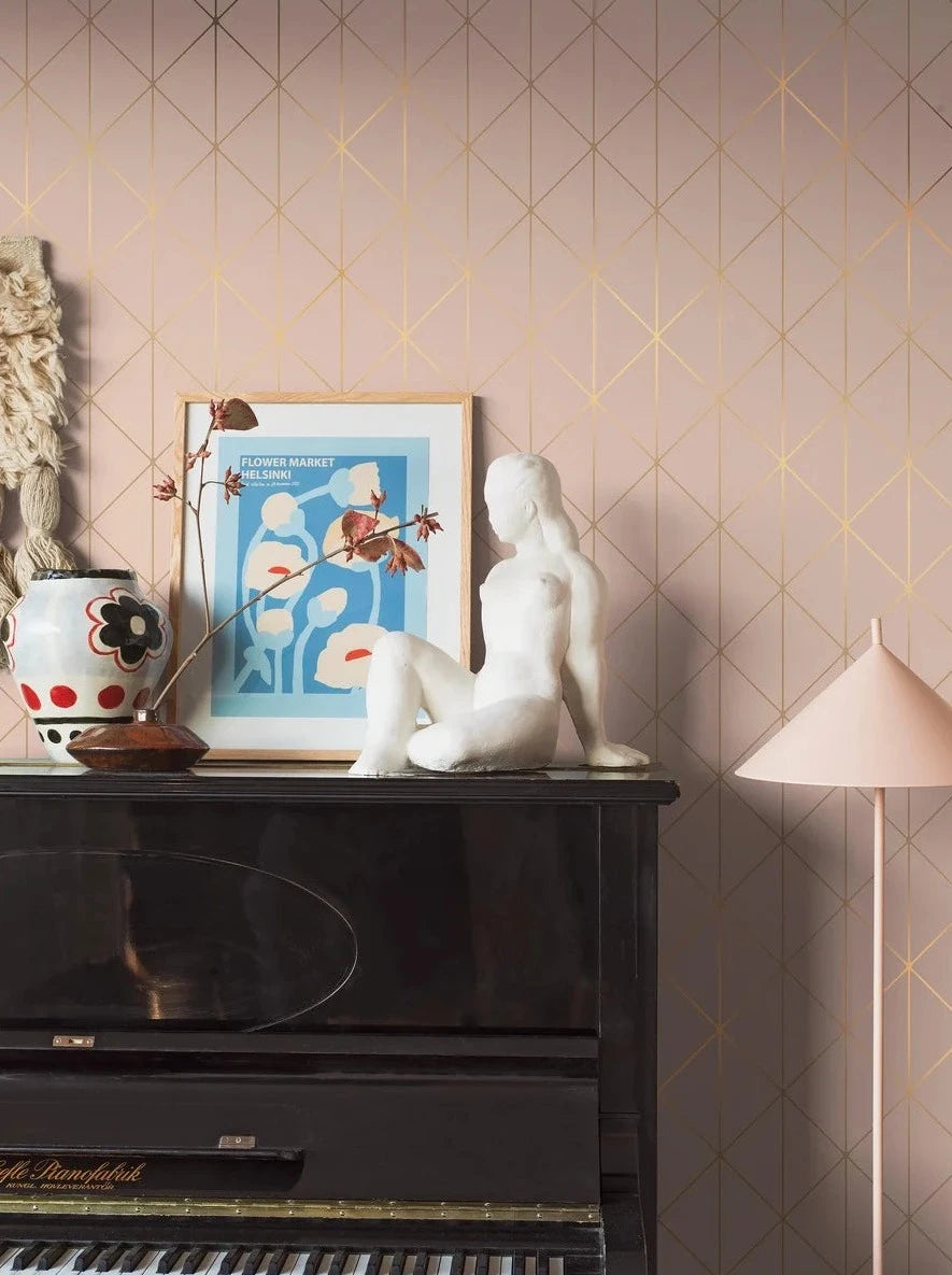 Colored in dazzling gold on a floral pink palette, our Diamonds wallpaper adds a touch of glamour to your space.