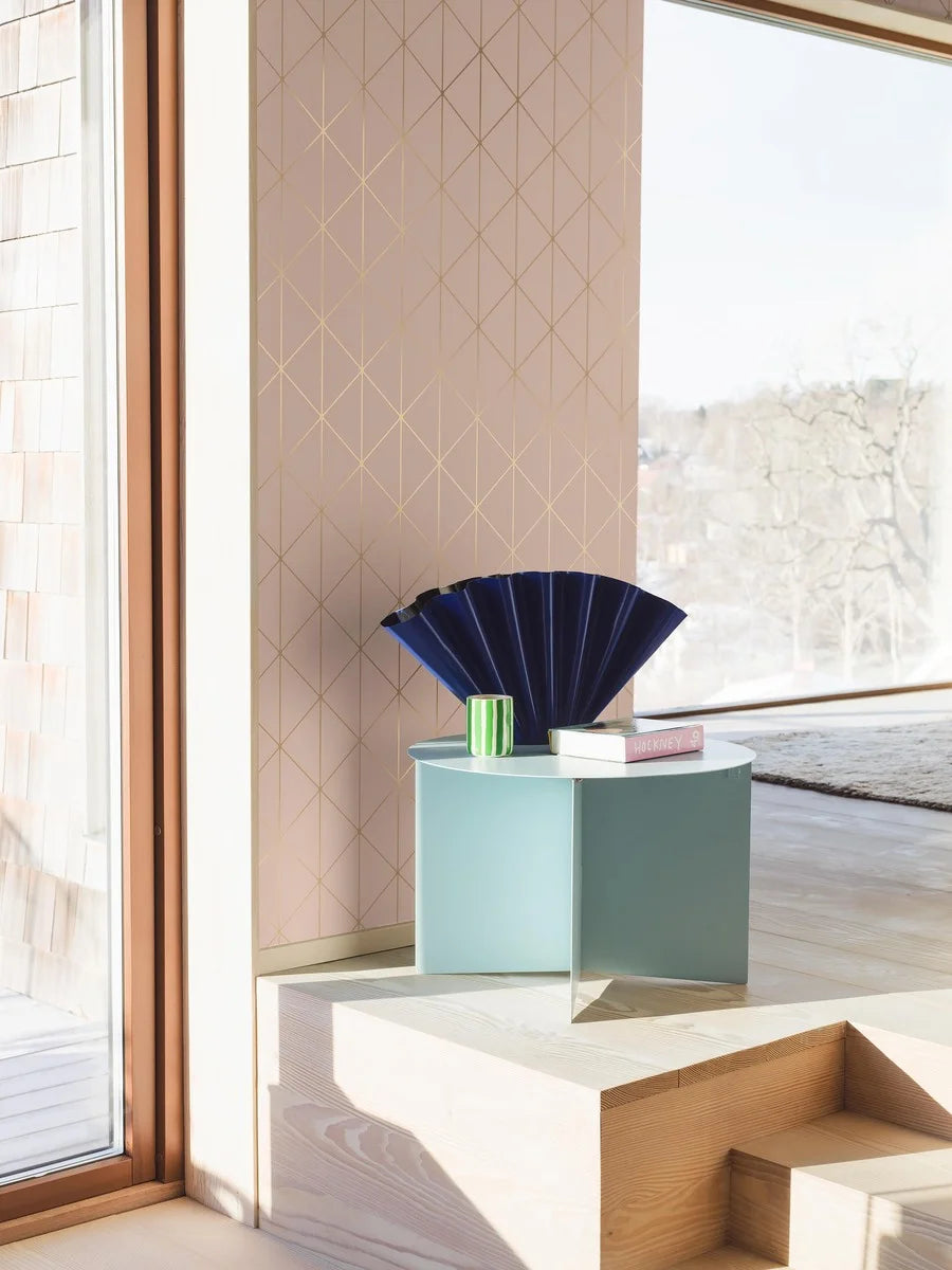 Colored in dazzling gold on a floral pink palette, our Diamonds wallpaper adds a touch of glamour to your space.