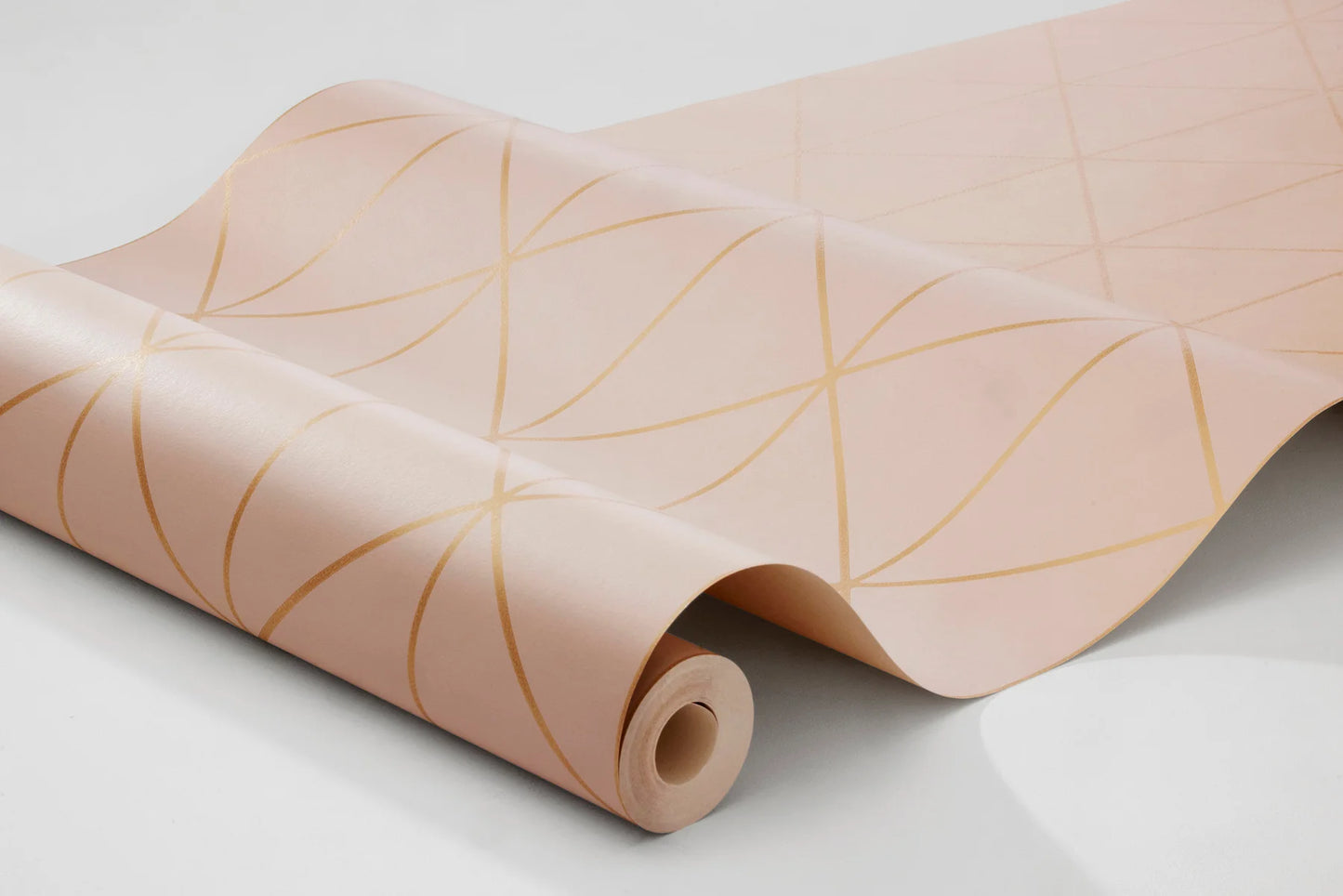 Colored in dazzling gold on a floral pink palette, our Diamonds wallpaper adds a touch of glamour to your space.