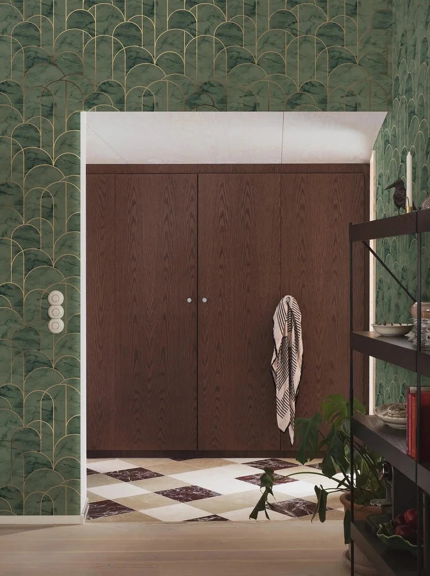 Colored in a green marble effect with exquisite gold detailing that shimmers in the light, our Arch wallpaper is simply stunning.