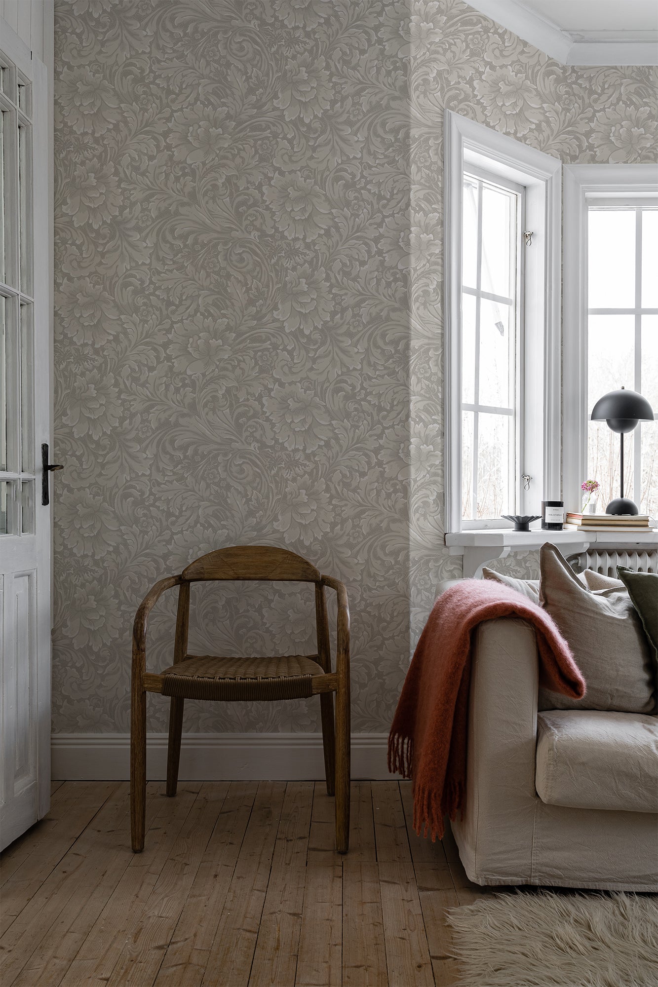 In a blend of fantasy and tradition on wallpaper, leafy tendrils and ornaments intertwine.
