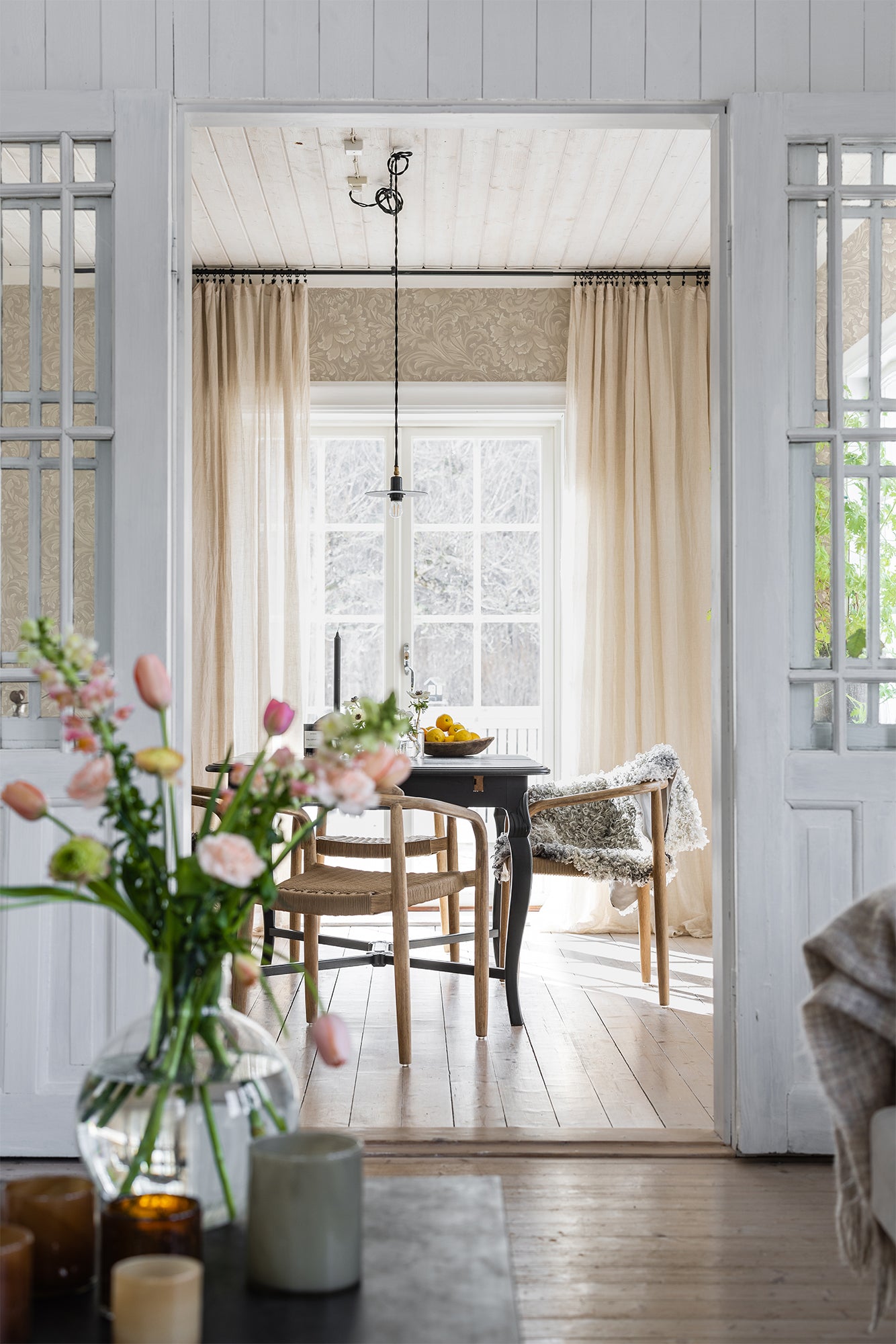 In a blend of fantasy and tradition on wallpaper, leafy tendrils and ornaments intertwine.