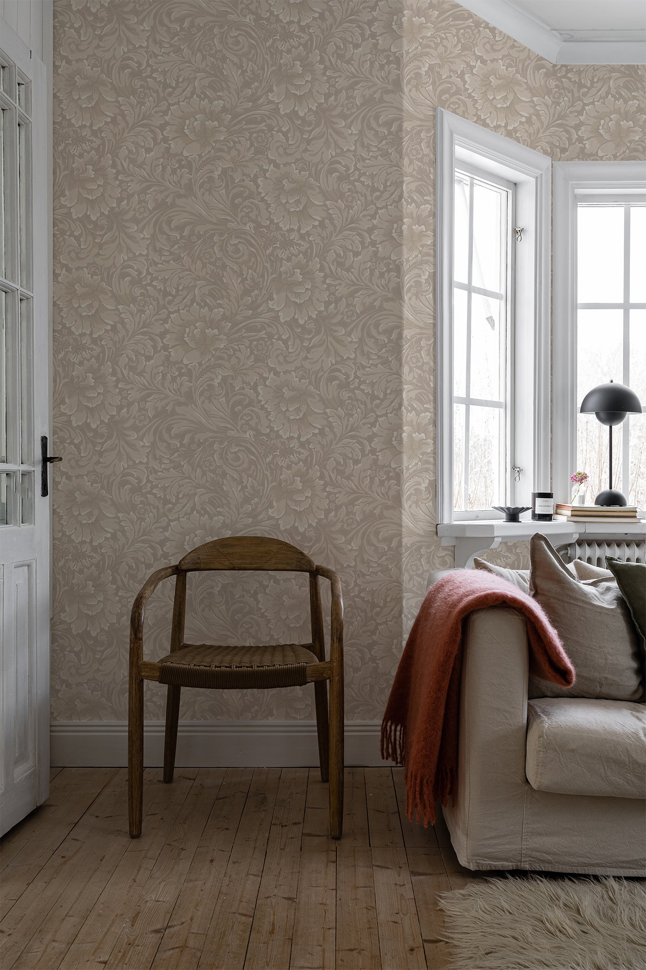 In a blend of fantasy and tradition on wallpaper, leafy tendrils and ornaments intertwine.