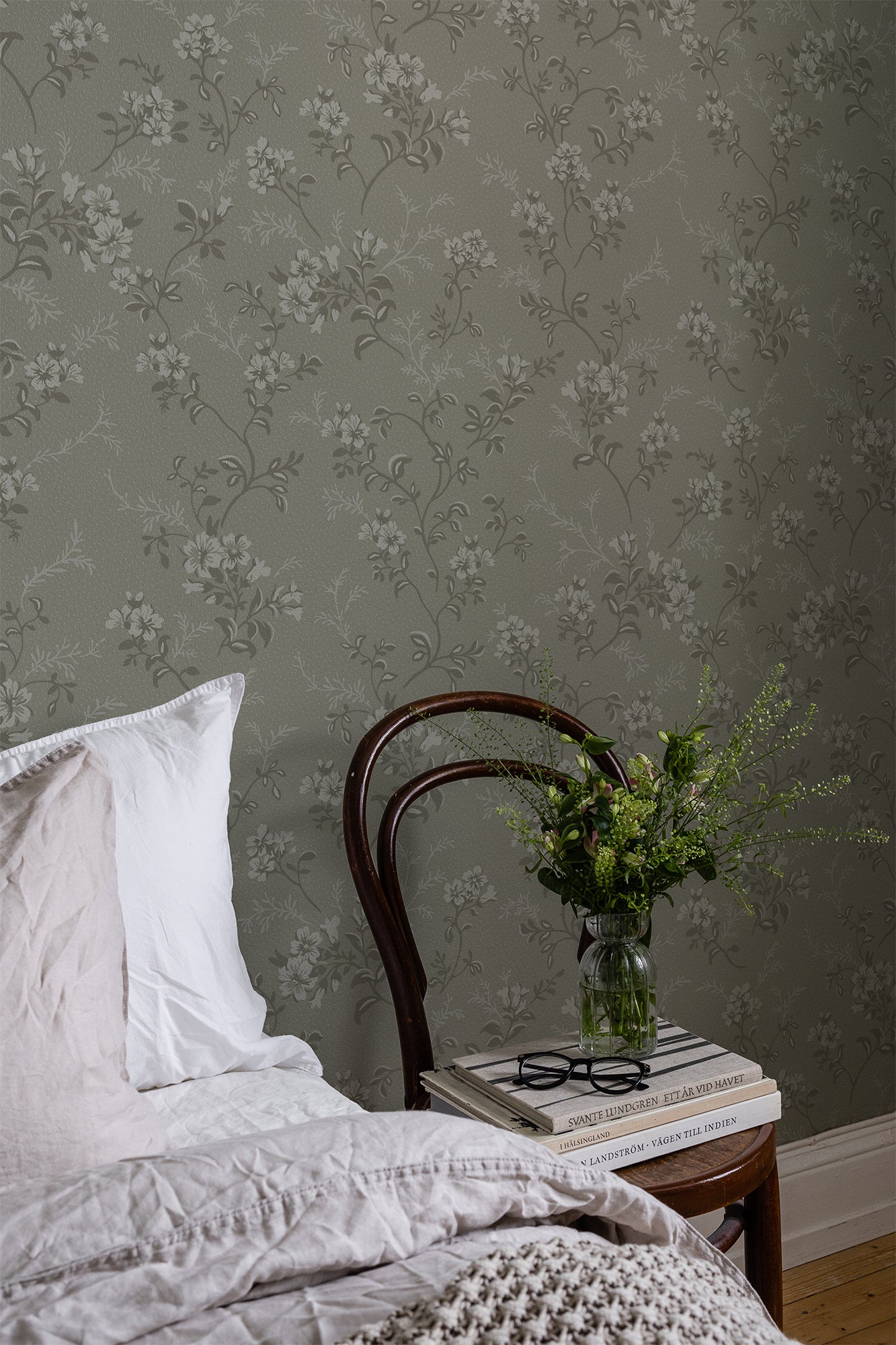 Sonja is a classic floral wallpaper with a modern twist. Light flowers on stems and dots spread across the surface.