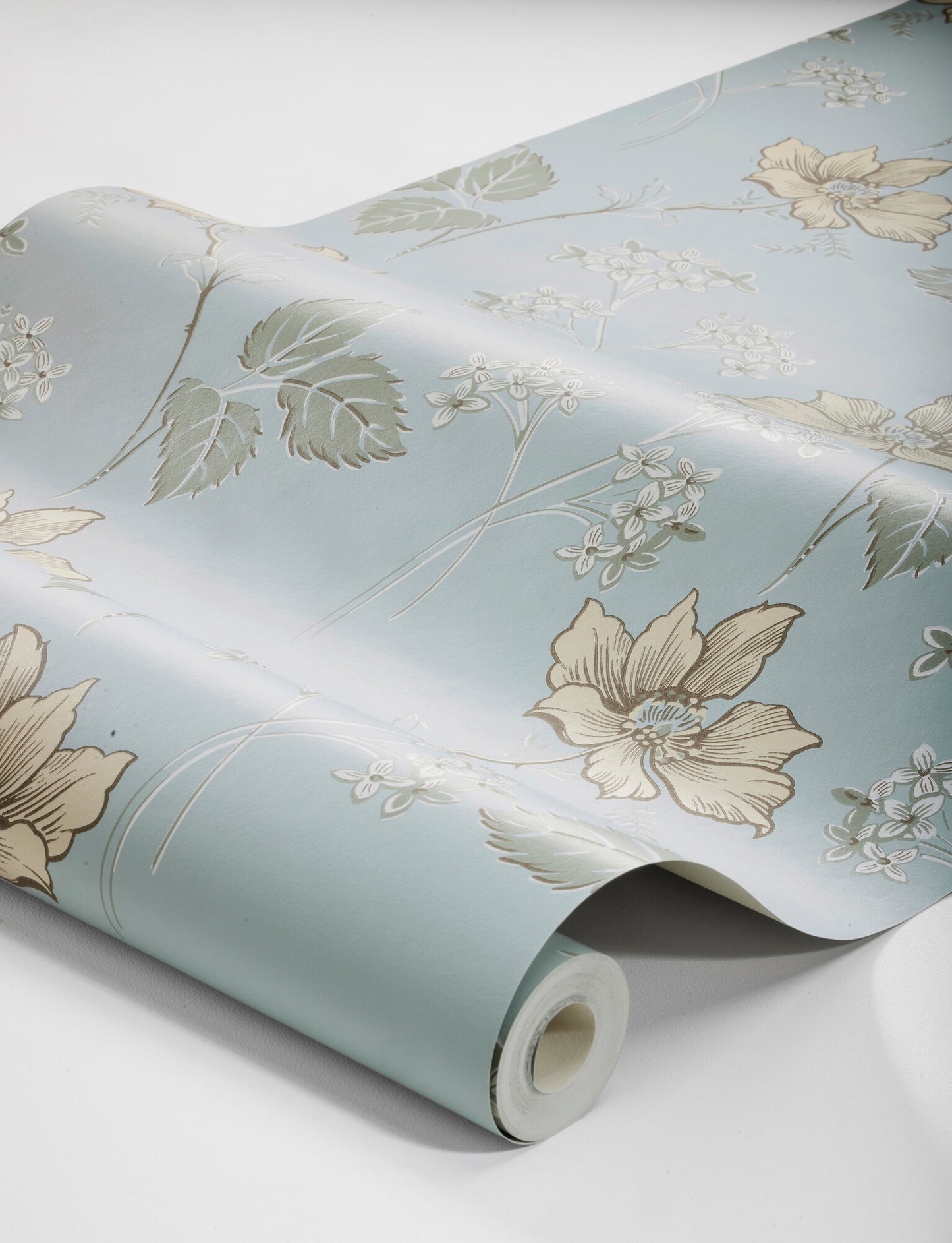 In a color scheme that is the epitome of 1920s Scandinavia, our Valborg wallpaper in sky blue and yellow exudes Swedish Grace.