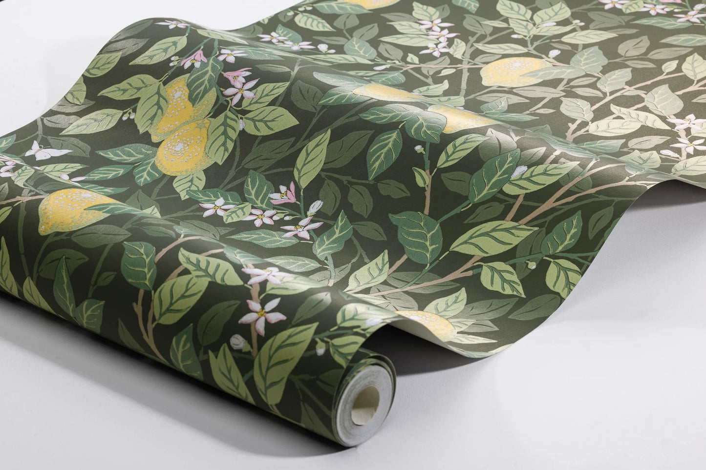 Colored in contrasting tones of green with white, pink, yellow and brown detailing, our Citronträd wallpaper is vibrant and lush.