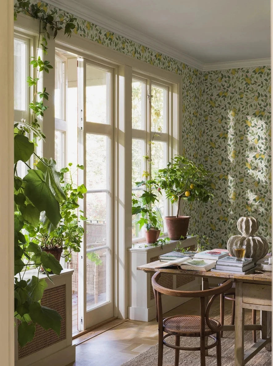 Experience the calm yet lively charm of our Citronträd wallpaper in a light palette of white, green, beige, pink and yellow tones. 