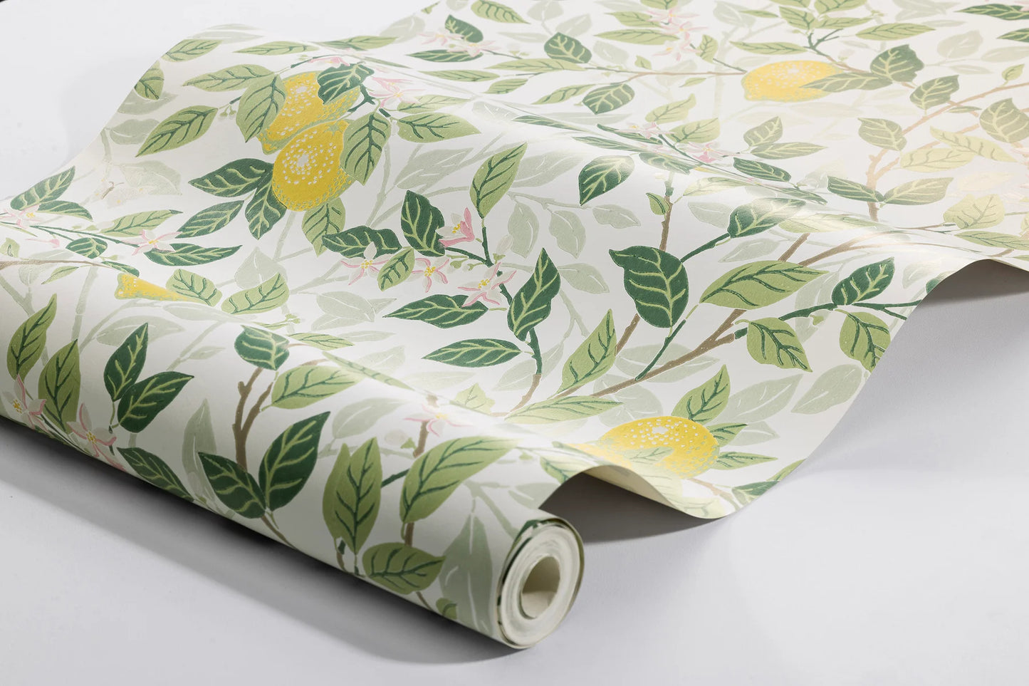 Experience the calm yet lively charm of our Citronträd wallpaper in a light palette of white, green, beige, pink and yellow tones.