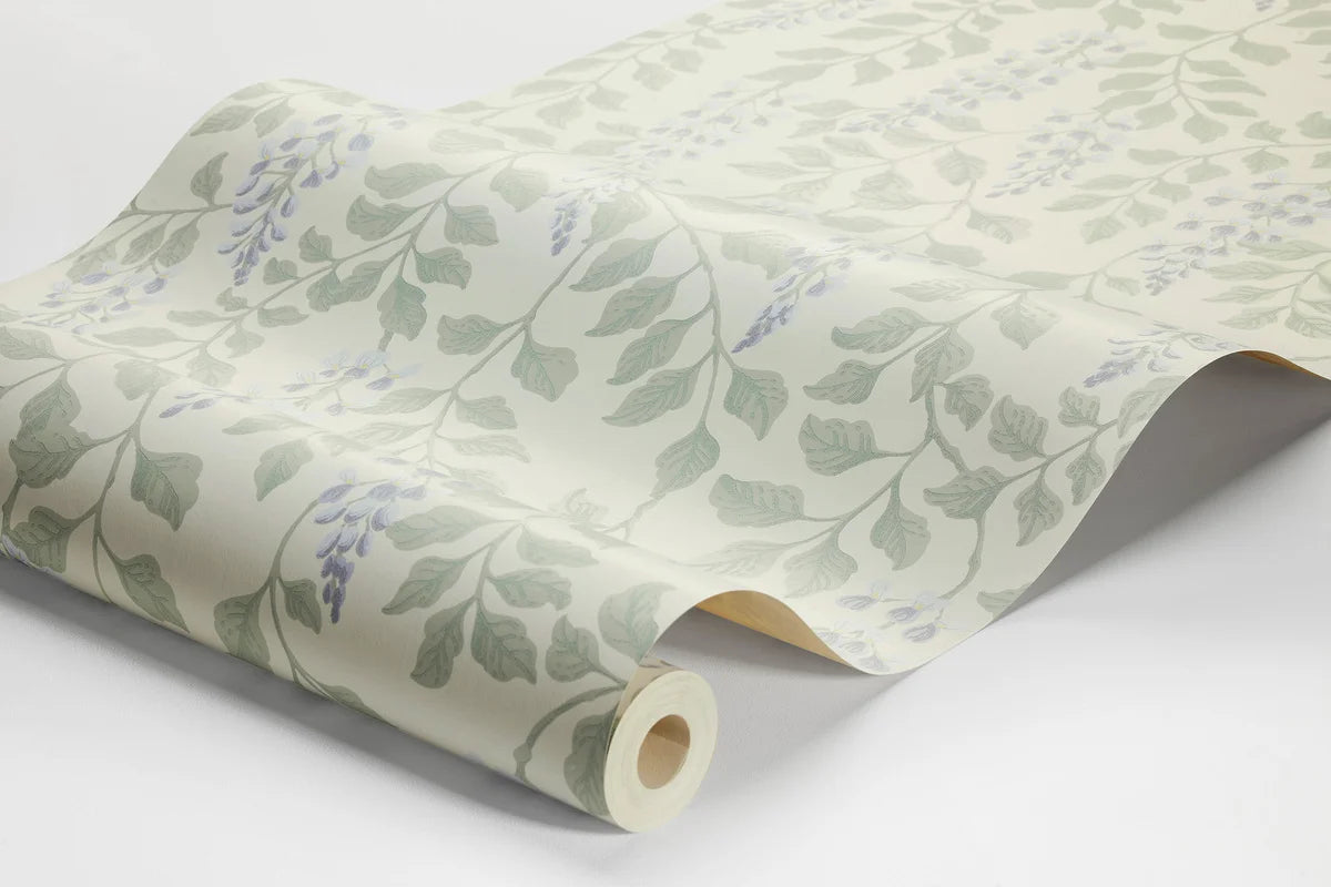 Step into a poetic and vintage oasis with our Blåregn wallpaper in a surface print that gives a beautiful rustic expression to the floral pattern.