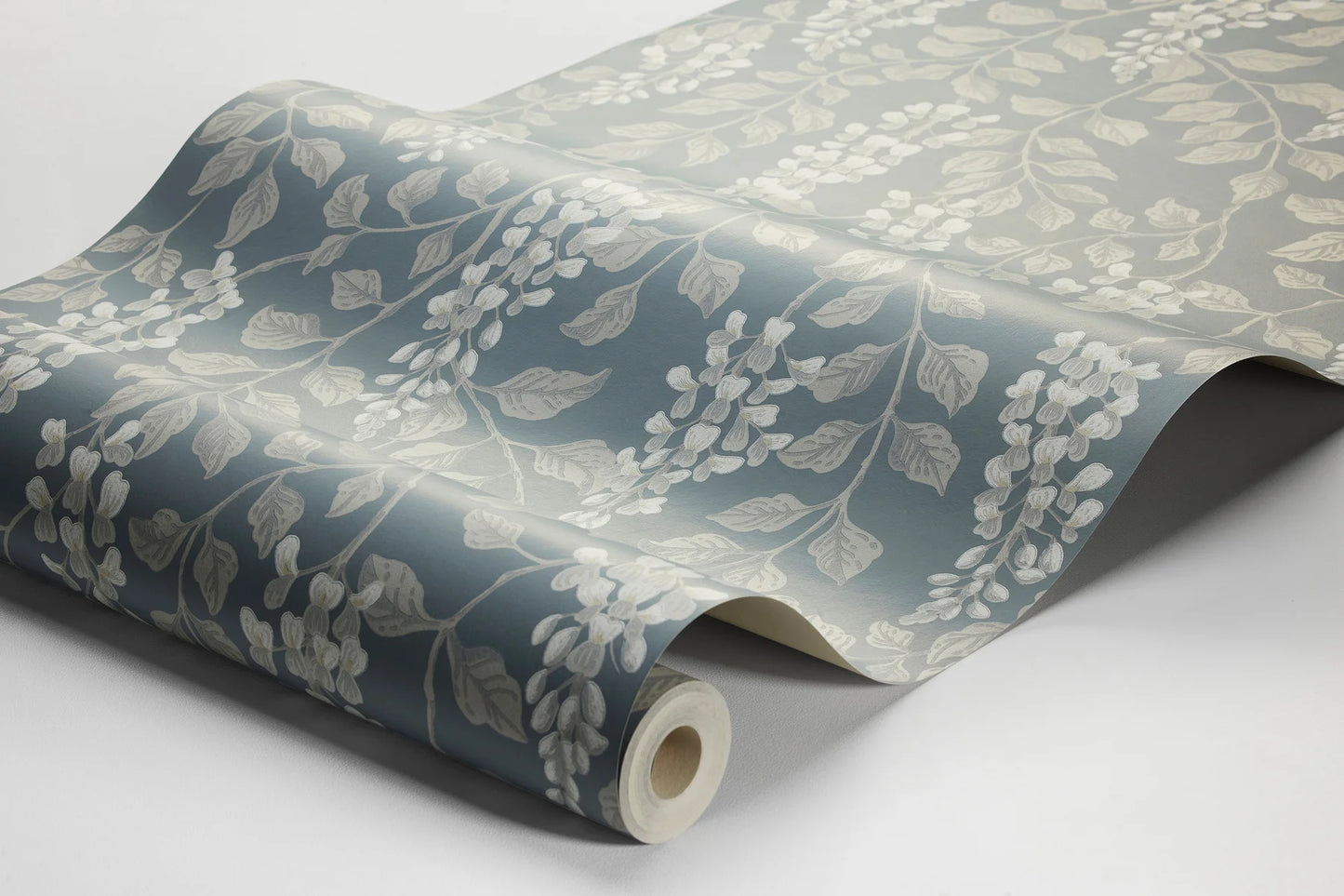 Transform your interior into a dreamy haven with our Blåregn wallpaper in beautiful blue tones.