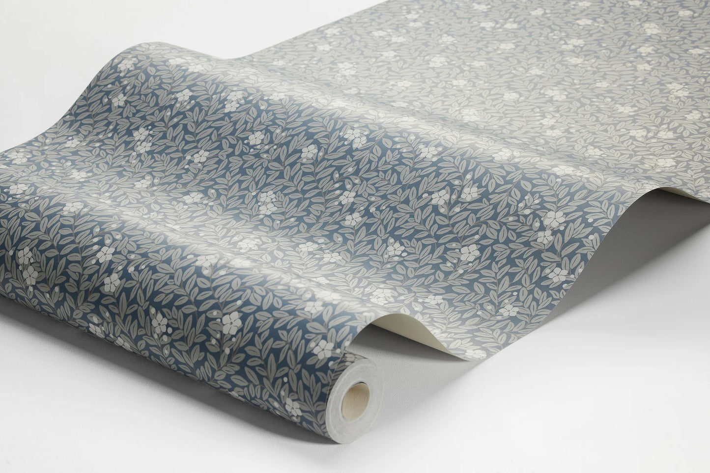 Create a calm and pleasant retreat in your home with our Myrten wallpaper in a dark blue palette.