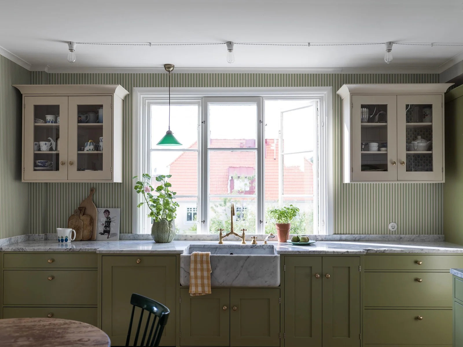 Mölle Stripe is a striped wallpaper inspired by the classic Swedish seaside town of Mölle in Skåne – known for its free-spirited bathing culture at the turn of the 20th century.