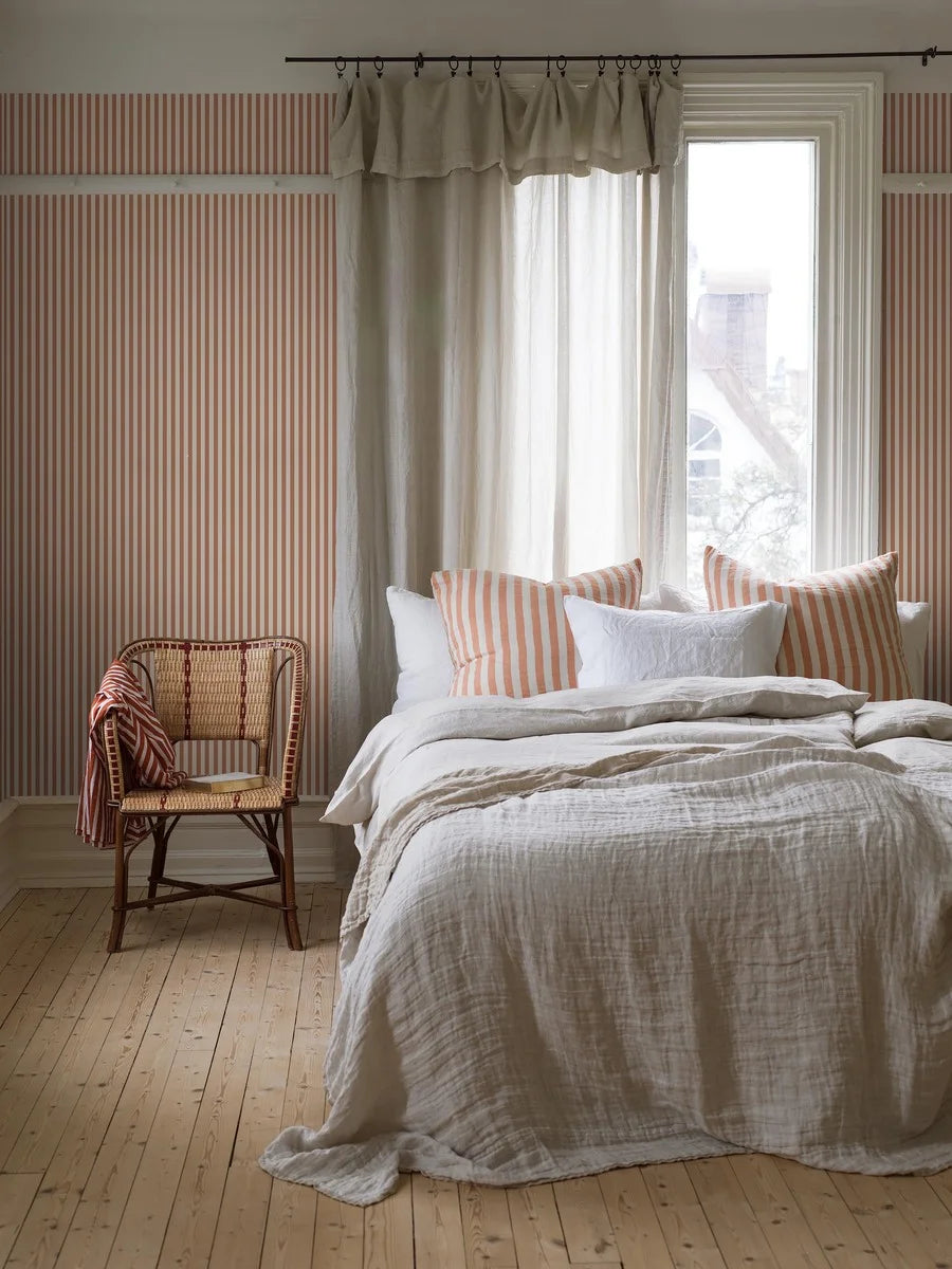 Mölle Stripe is a striped wallpaper inspired by the classic Swedish seaside town of Mölle in Skåne – known for its free-spirited bathing culture at the turn of the 20th century.