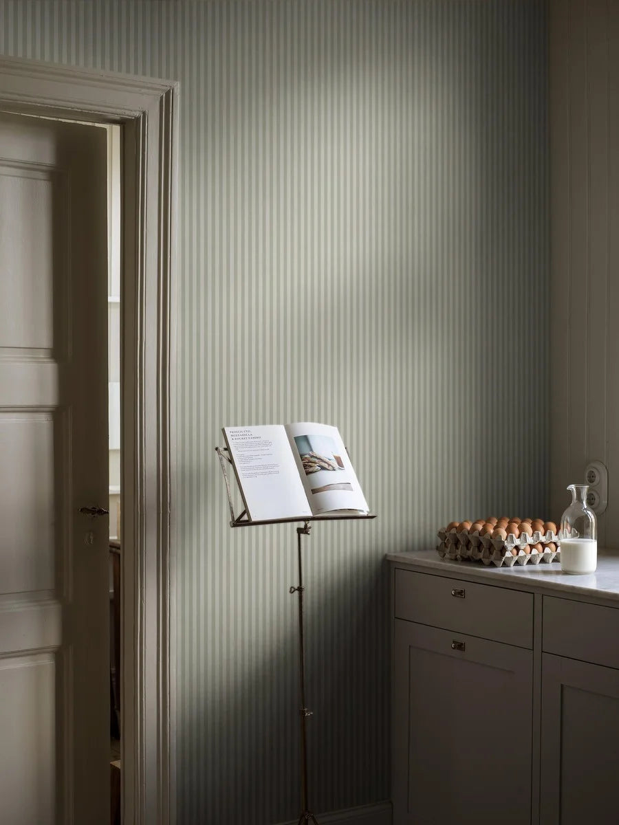 Mölle Stripe is a striped wallpaper inspired by the classic Swedish seaside town of Mölle in Skåne – known for its free-spirited bathing culture at the turn of the 20th century.