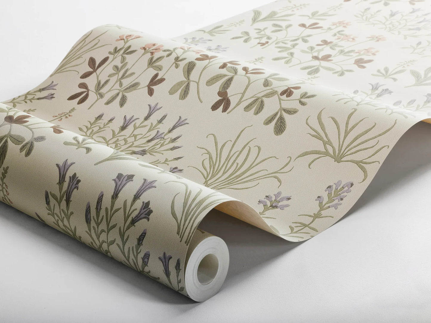 Harmonious and earthy, our Noras Äng wallpaper offers a soothing escape with its linen-colored background and delicate flowers in powdery rust-red and purple tones.