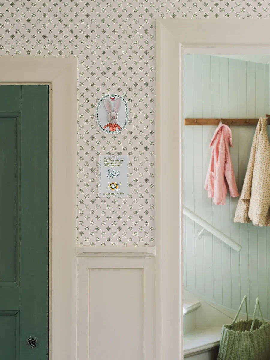 Subtle yet striking, our Skogsstjärna wallpaper pairs beige stars with a warm white background, reflecting the serene beauty of the springtime Swedish forest.