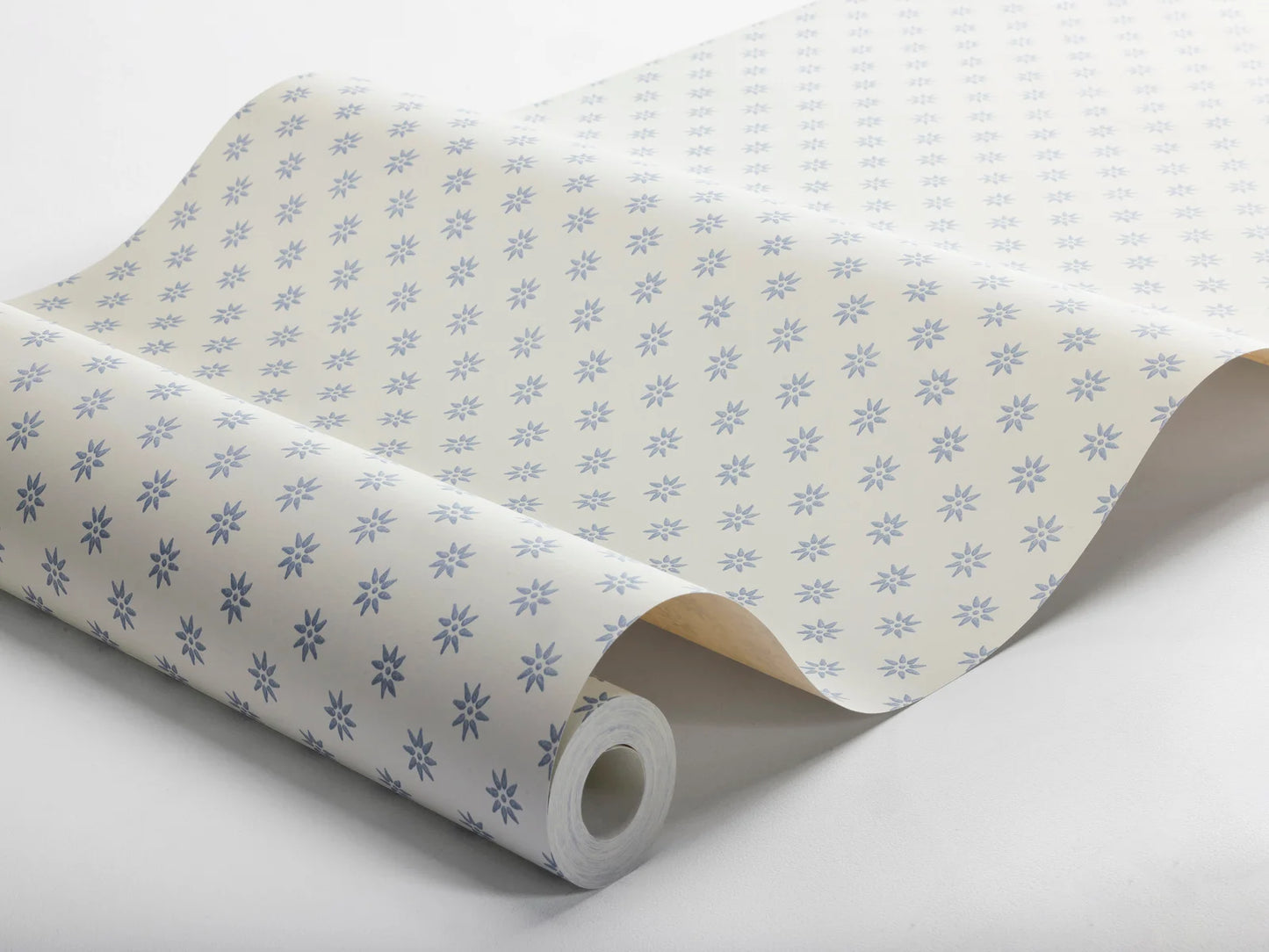 Celebrate the tranquillity and beauty of a Nordic spring forest with our Skogsstjärna wallpaper.