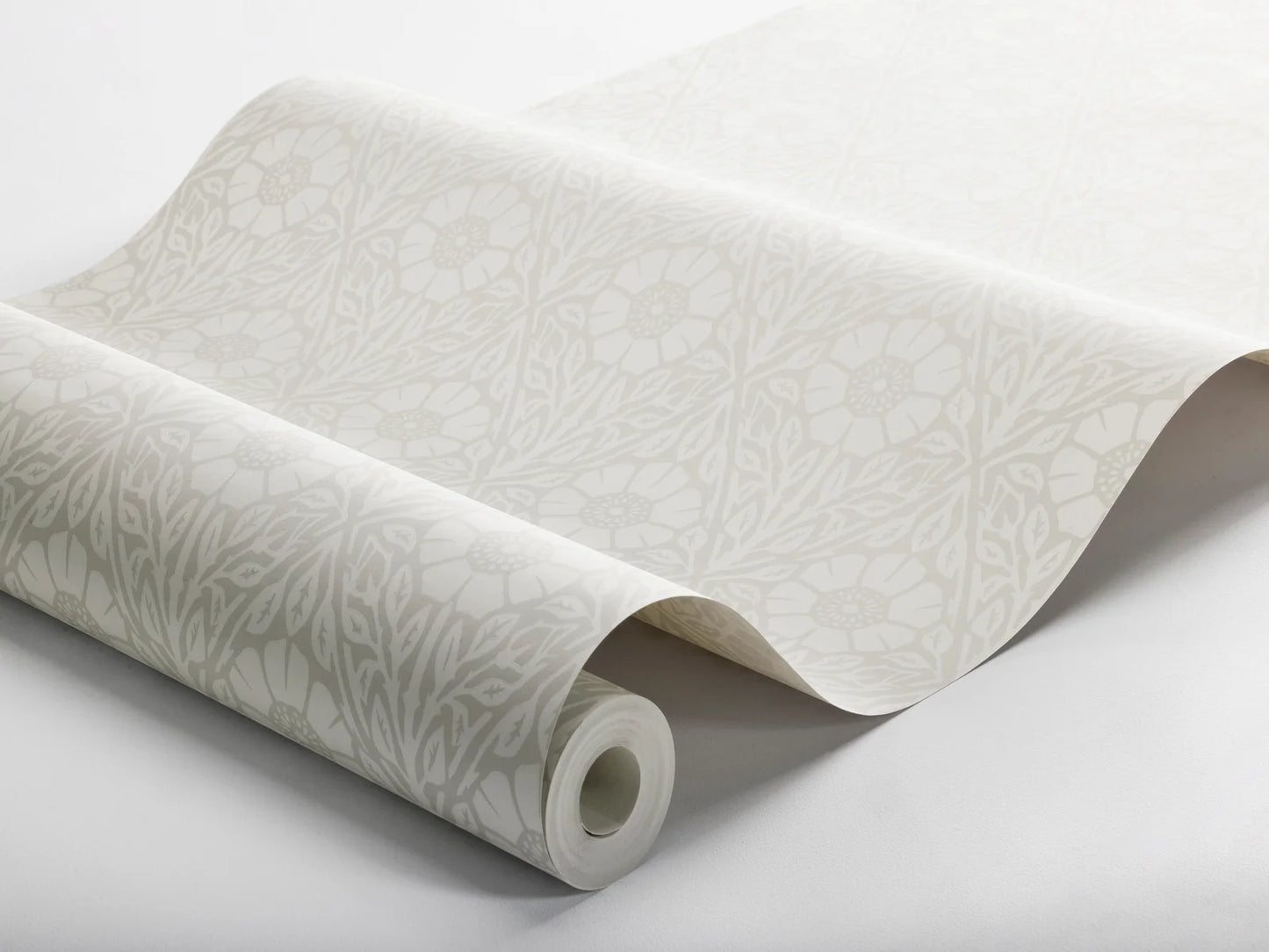 Colored in a dreamy and harmonious tone-on-tone palette of warm and soft grey, our Nyponros wallpaper has been lovingly crafted using a traditional surface print technique.