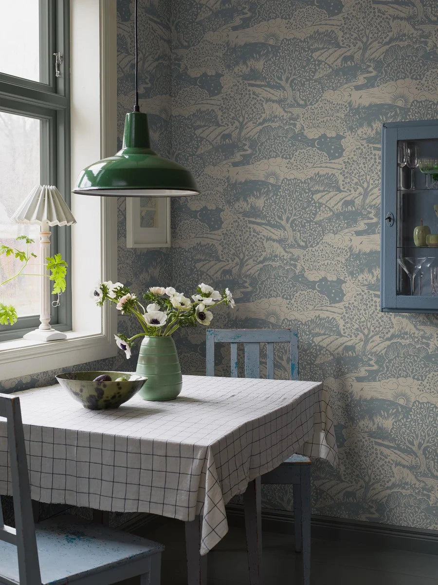 Colored in dove blue detailing on a linen grey background, our Solängen wallpaper offers a rich tapestry of natural beauty.