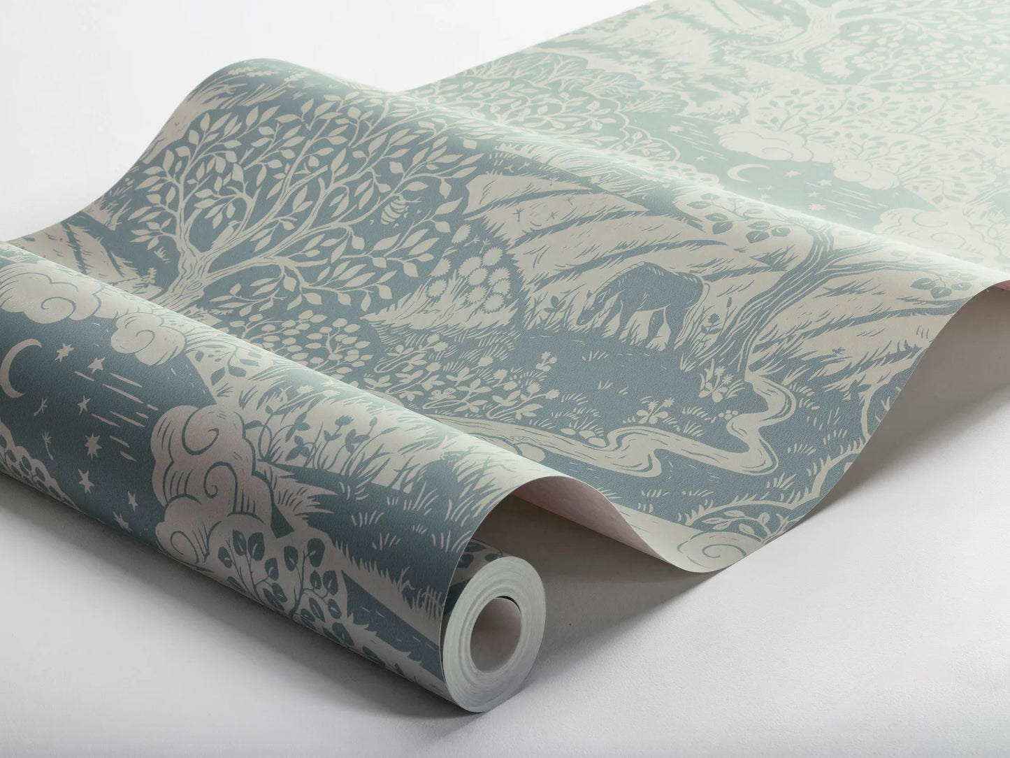 Colored in dove blue detailing on a linen grey background, our Solängen wallpaper offers a rich tapestry of natural beauty.