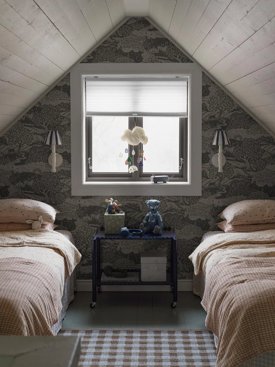 Colored in soft tones of linen beige and graphite grey, our Solängen wallpaper offers a rich tapestry of natural beauty.