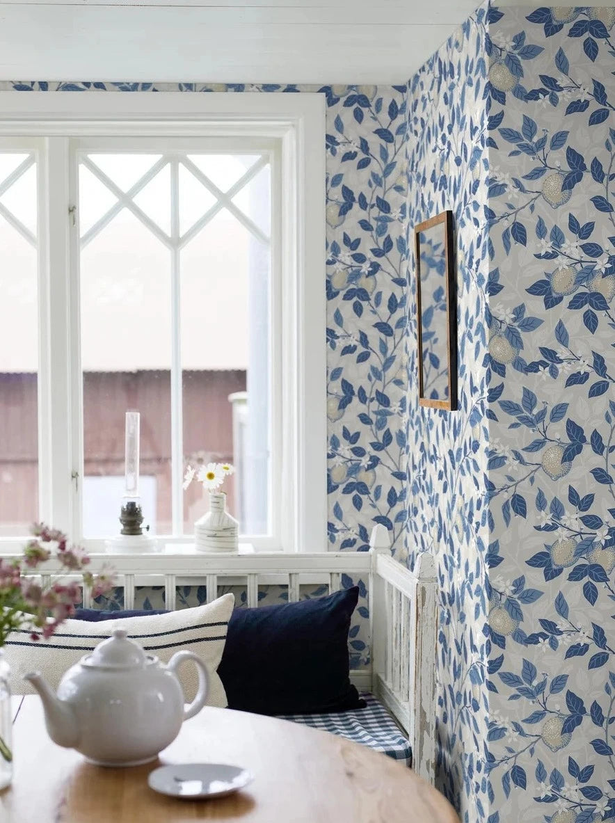 Printed using our traditional surface printing press, the Citronträd wallpaper features a gentle light beige base with classic blue tones adorning the leaves and stems of the lemon tree.