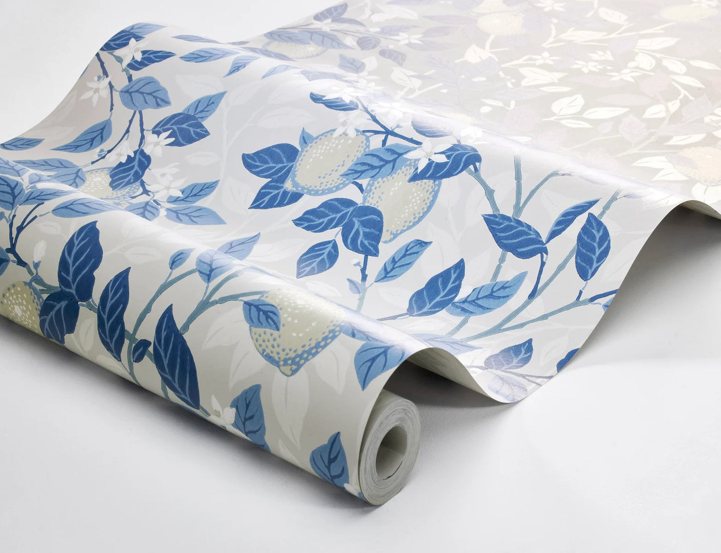 Printed using our traditional surface printing press, the Citronträd wallpaper features a gentle light beige base with classic blue tones adorning the leaves and stems of the lemon tree.