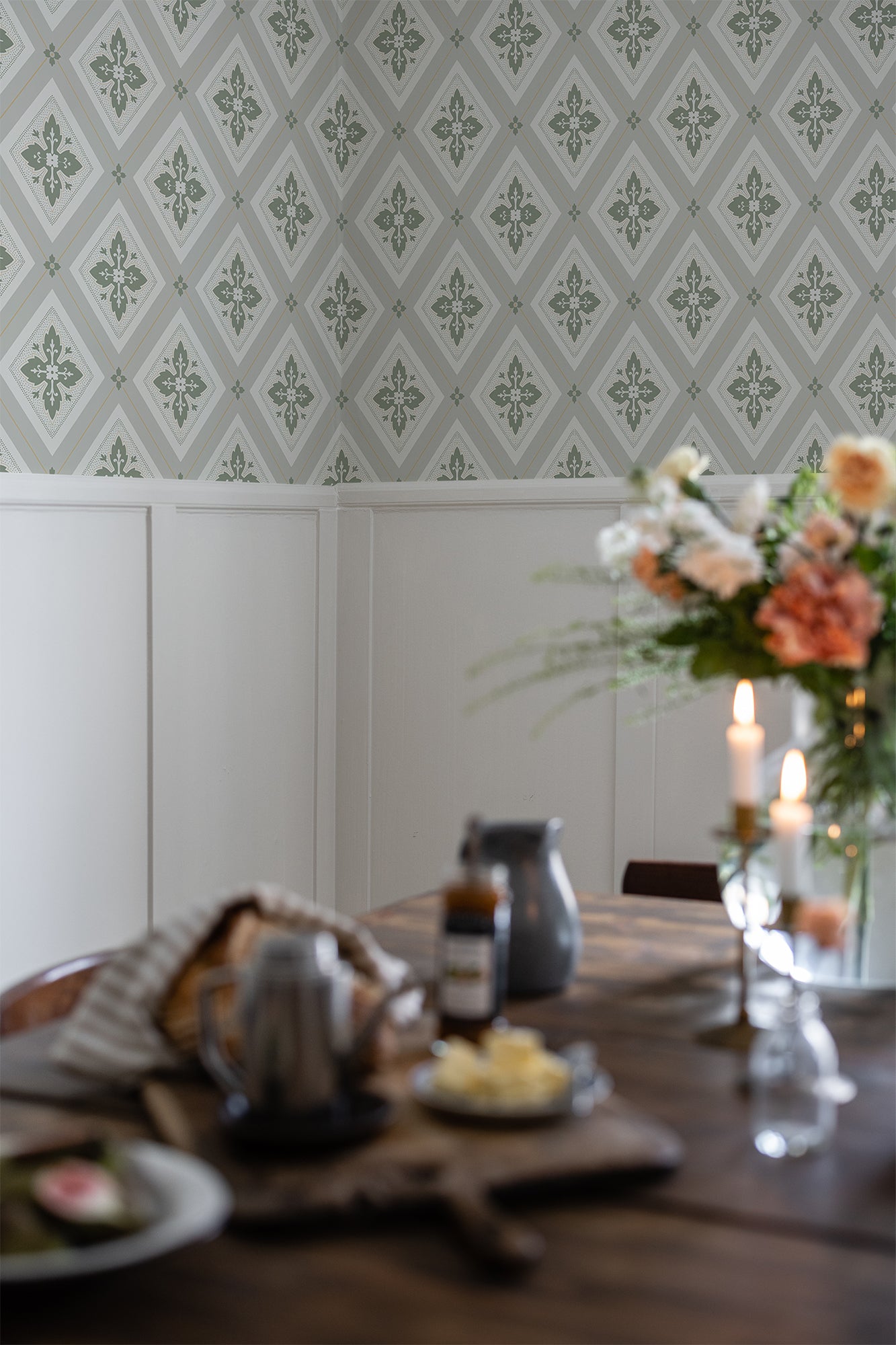 The wallpaper Astrid is one of our beloved timeless classics