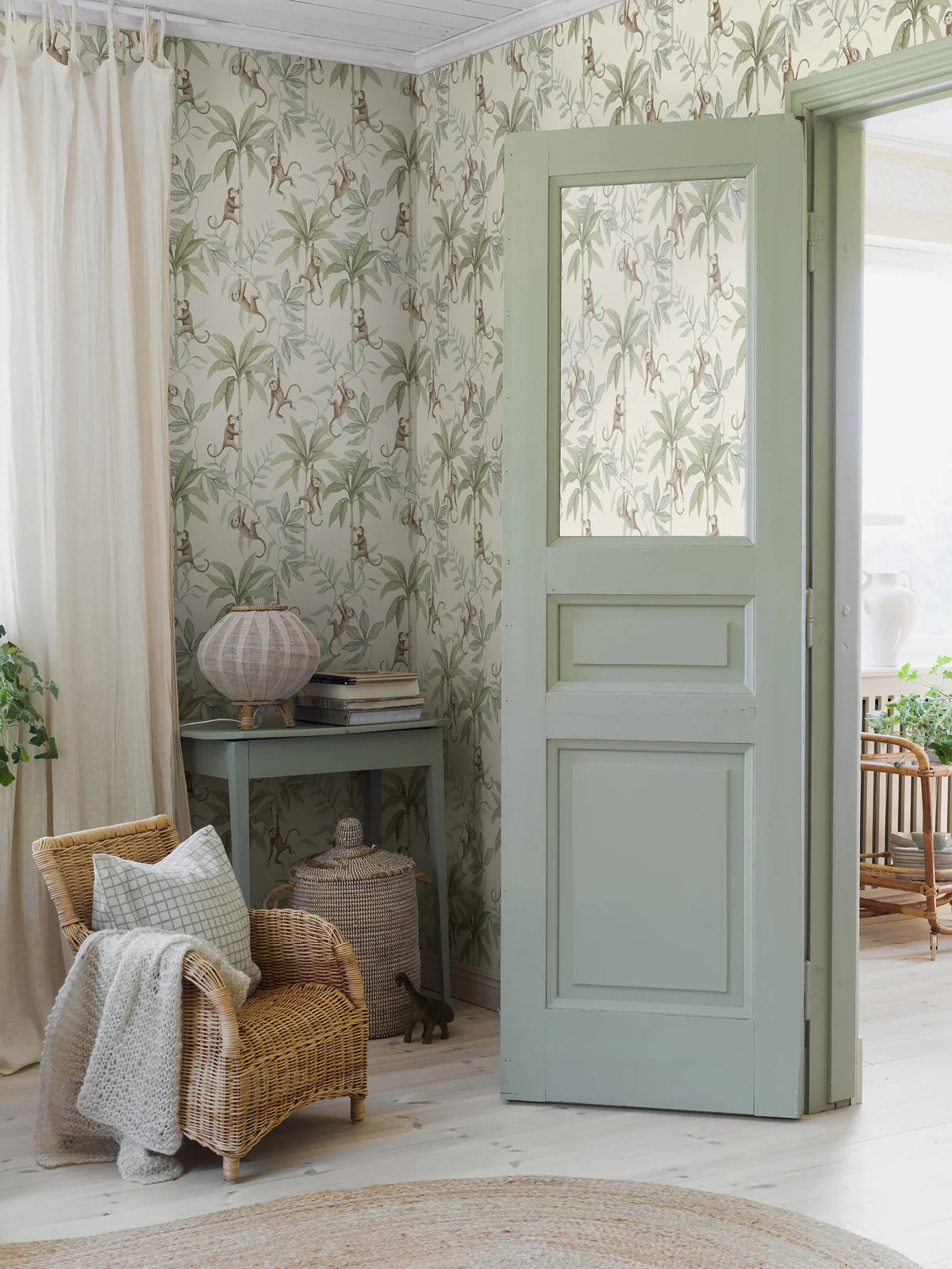 Light and airy tones of mint green, and brown on a warm white background, our Jungle Friends children’s wallpaper radiates a refreshing and playful vibe.