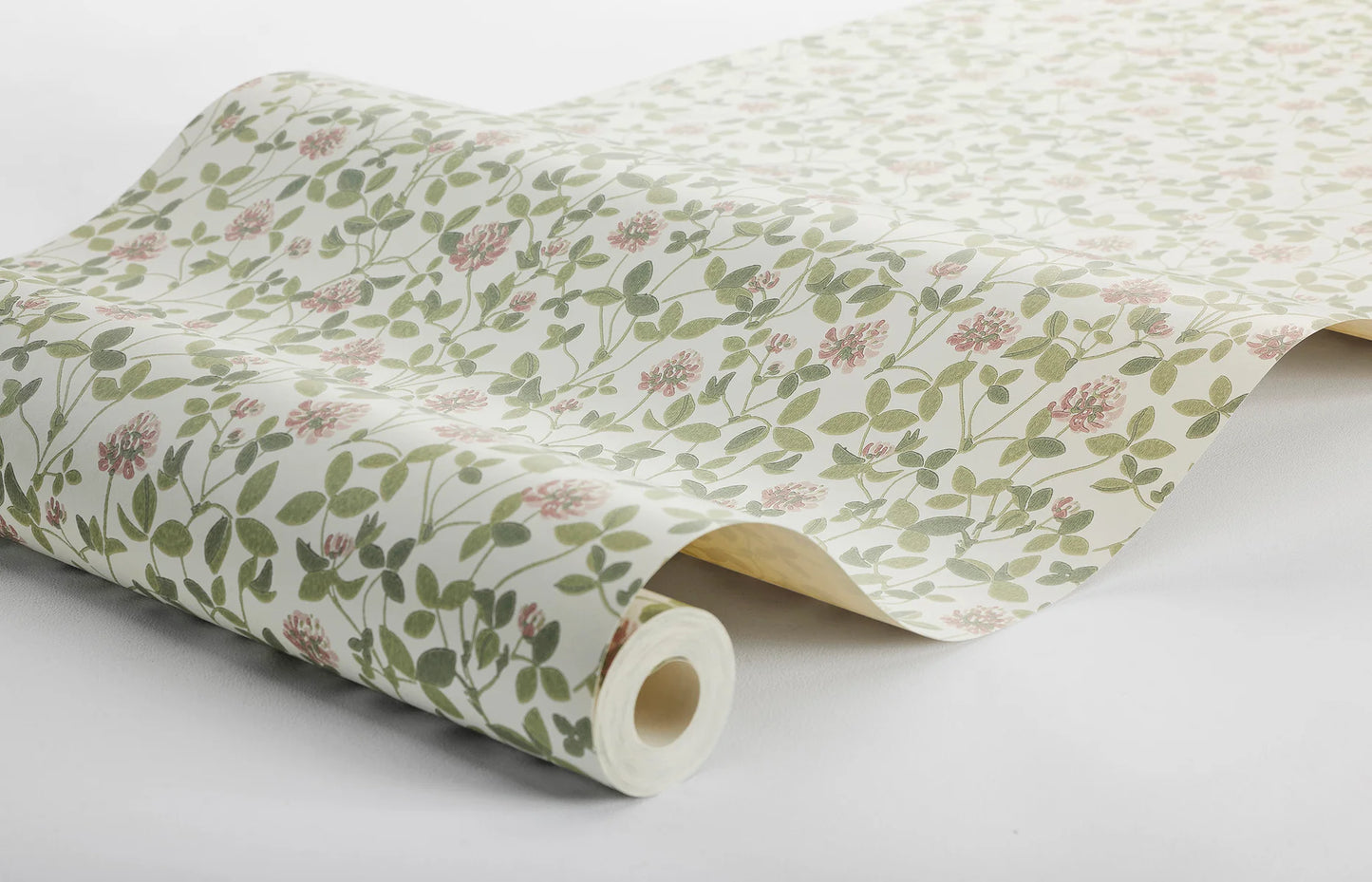 Inspired by a 1970’s wallpaper in Boråstapeter’s archive, Klöver wallpaper captures the vibrant beauty of red clover in pink-toned blossoms and lively green foliage.