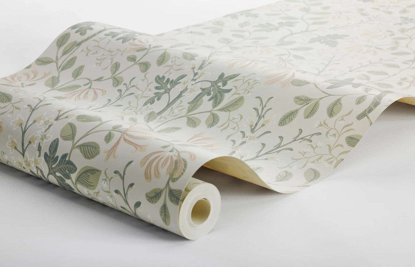This delightful Trädgårdsfröjd wallpaper showcases apricot pink and white flowers with linden green leaves on a soft beige background.