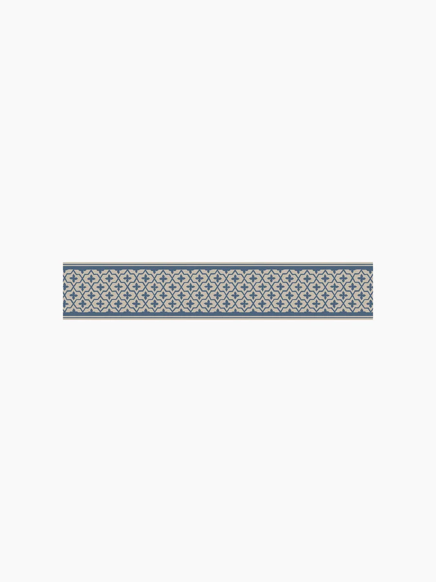 Colored in a perfectly balanced shade of blue and set on a warm beige backdrop, our Kalles bård wallpaper border takes inspiration from mid-1800s French design.