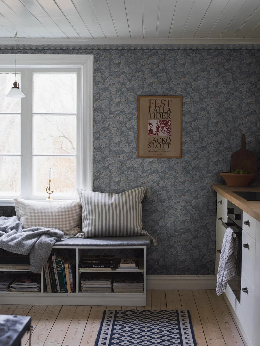 Colored in a perfectly balanced shade of blue and set on a warm beige backdrop, our Kalles bård wallpaper border takes inspiration from mid-1800s French design.