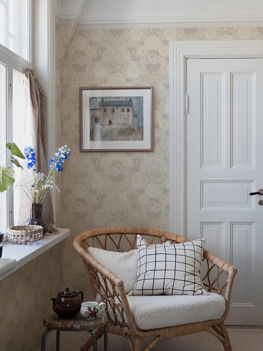 Featuring a dense yet subtle repeat geometric pattern, our Kalles Bård wallpaper border is colored in warm light beige tones and set on a fresh white background.