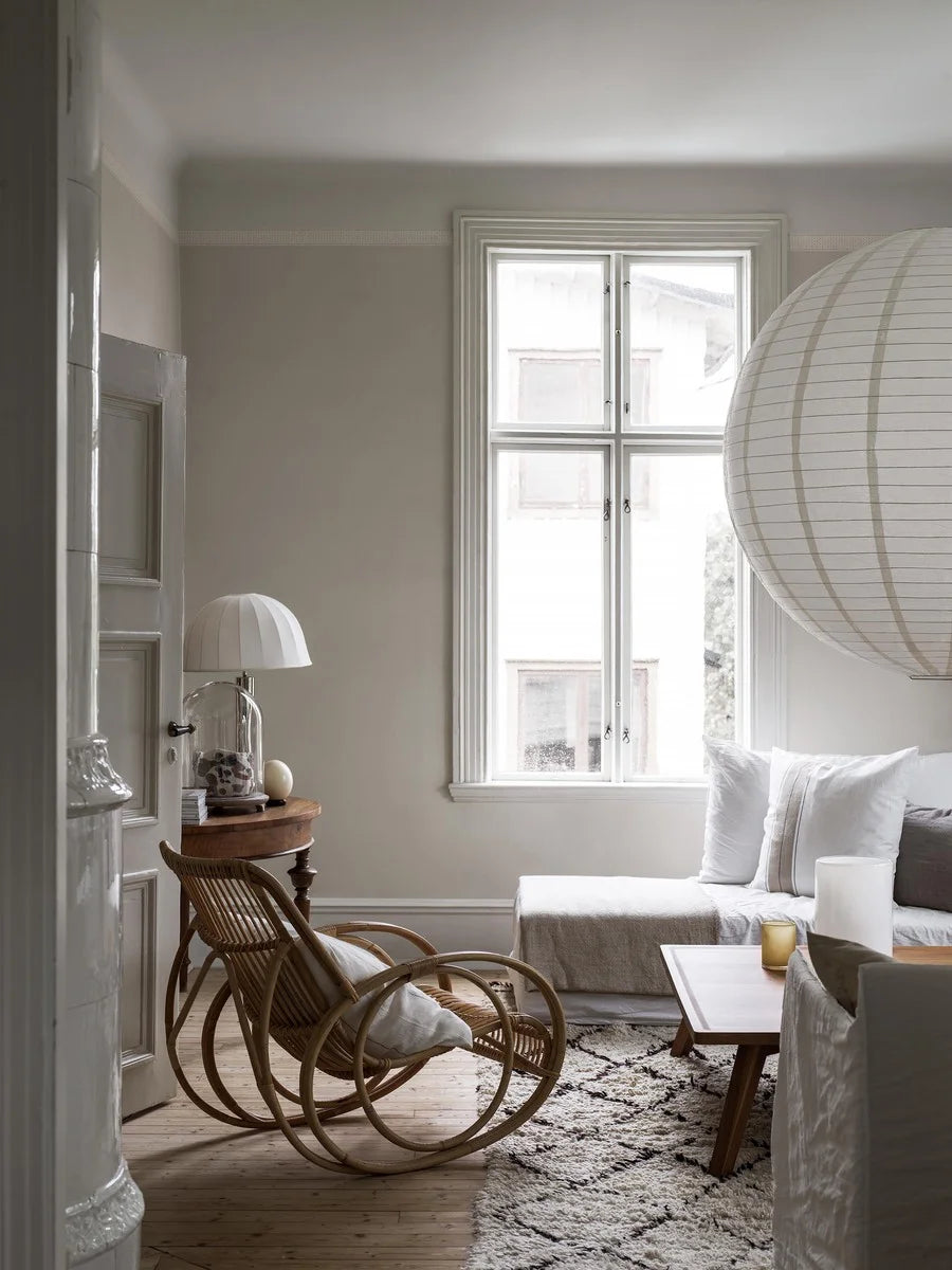 Featuring a dense yet subtle repeat geometric pattern, our Kalles Bård wallpaper border is colored in warm light beige tones and set on a fresh white background.