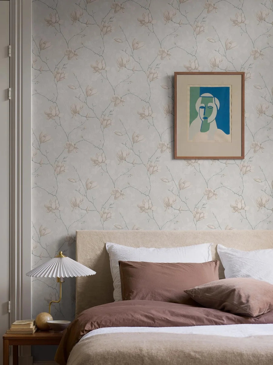 Colored in sophisticated grey tones, our Lily Tree wallpaper celebrates the delicate blooms of the Magnolia tree.
