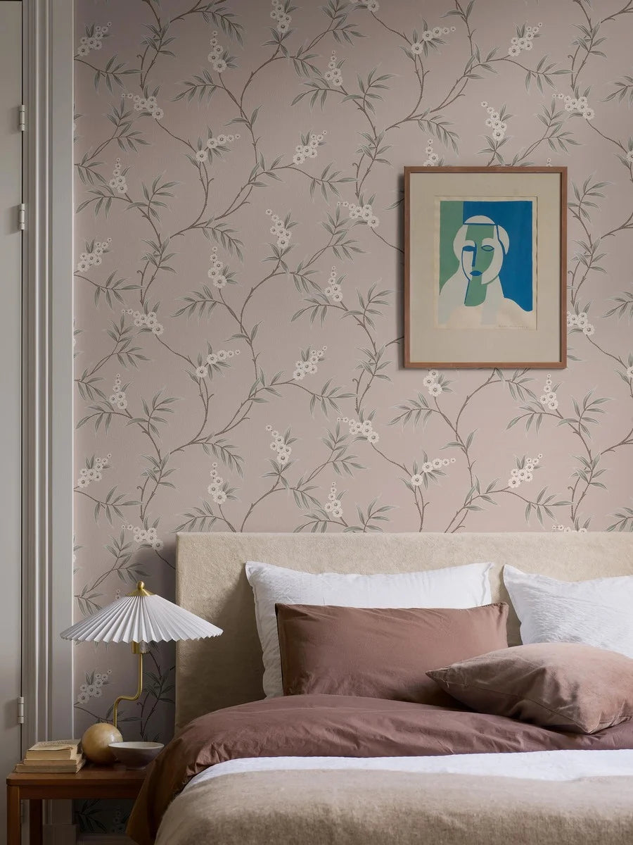 Combining green leaves with white flowers on a soft pink background, our Floral Tree wallpaper offers a blend of classic inspiration and contemporary charm.