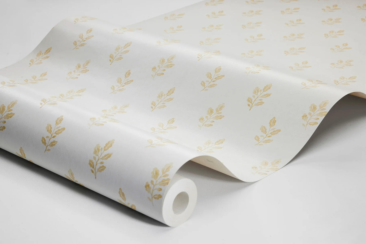 Colored in warm yellow tones on a creamy white base, our Little Oak wallpaper radiates light and warmth.
