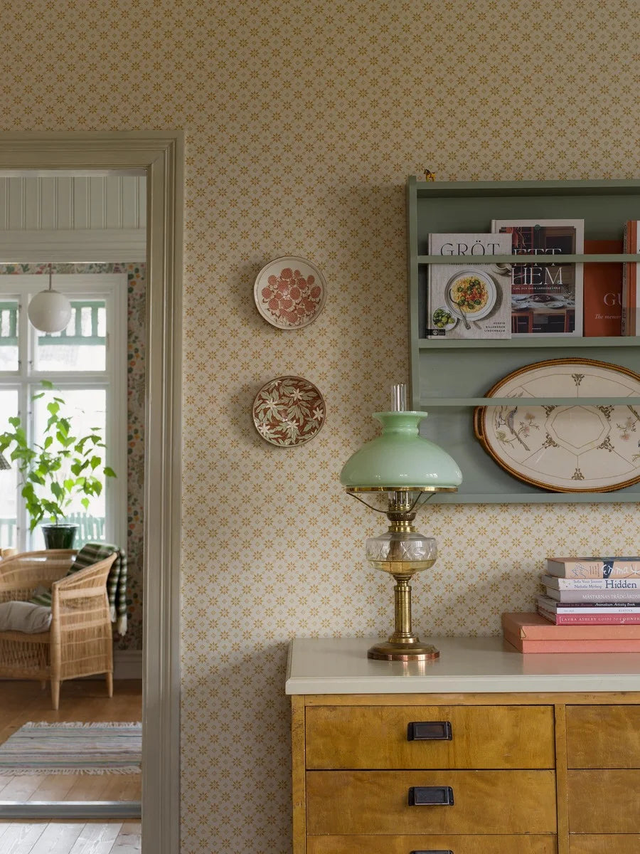 Like a vintage night sky, our Stella wallpaper scatters small ochre-yellow stars across a naturally colored backdrop.