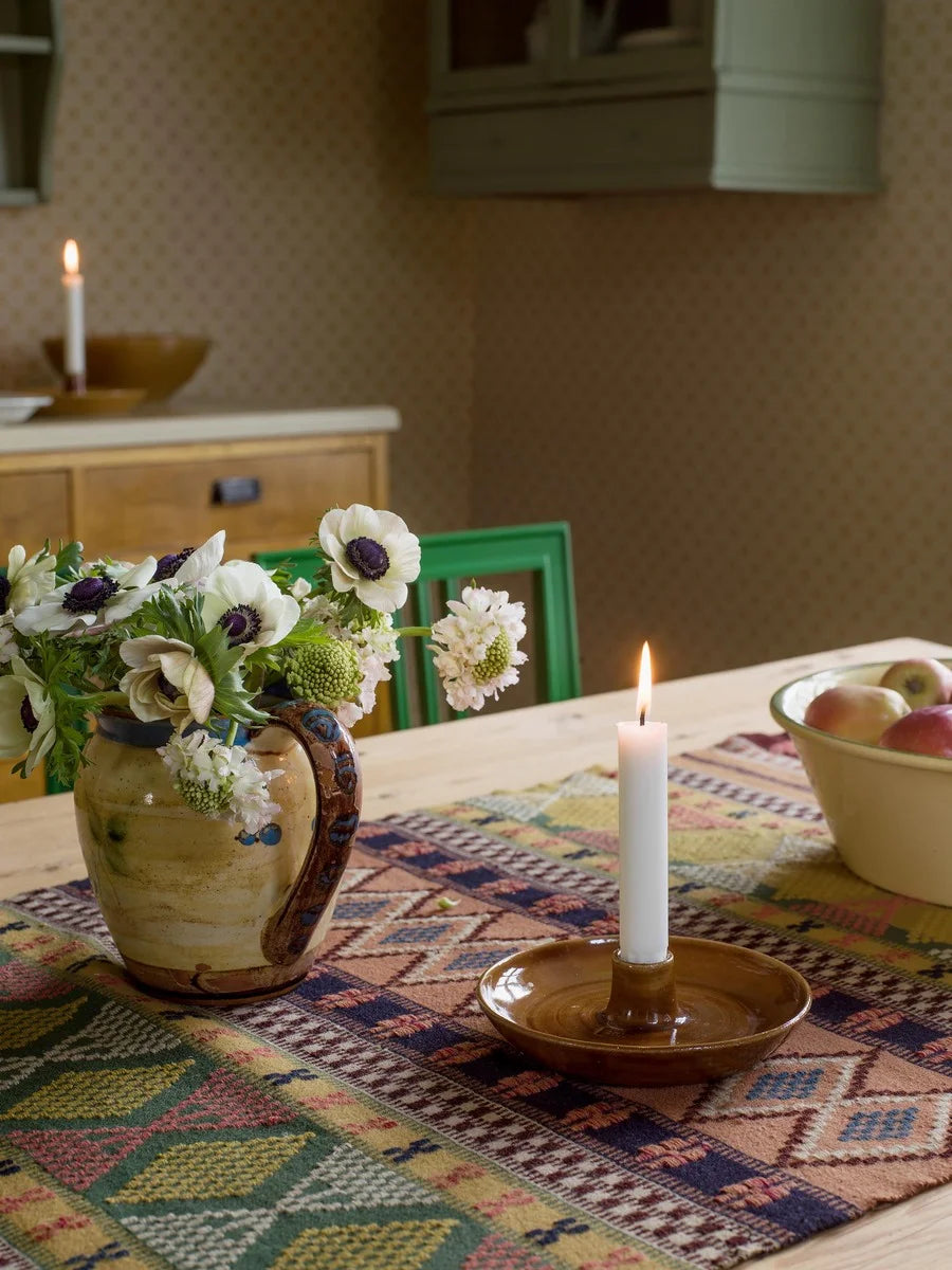 Like a vintage night sky, our Stella wallpaper scatters small ochre-yellow stars across a naturally colored backdrop.