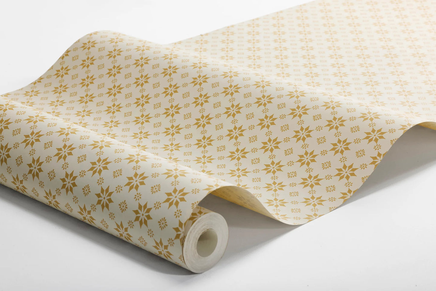 Like a vintage night sky, our Stella wallpaper scatters small ochre-yellow stars across a naturally colored backdrop.